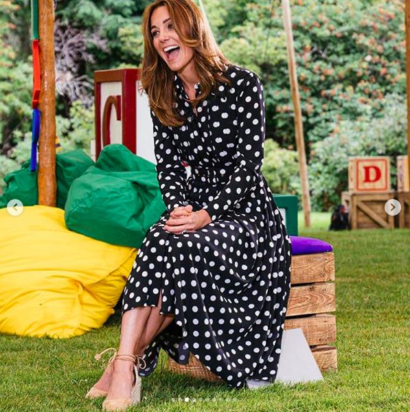 凯特王妃新发型配波点裙,新冠疫情下保持社交距离,隔空逗娃