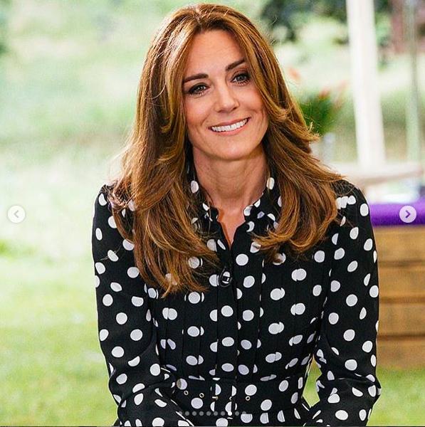 凯特王妃新发型配波点裙,新冠疫情下保持社交距离,隔空逗娃