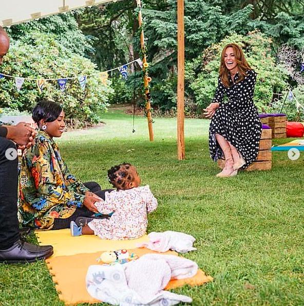 凯特王妃新发型配波点裙,新冠疫情下保持社交距离,隔空逗娃