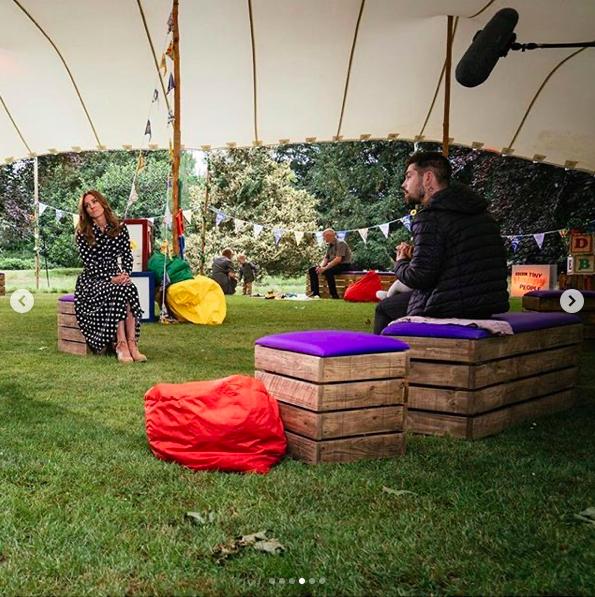 凯特王妃新发型配波点裙,新冠疫情下保持社交距离,隔空逗娃