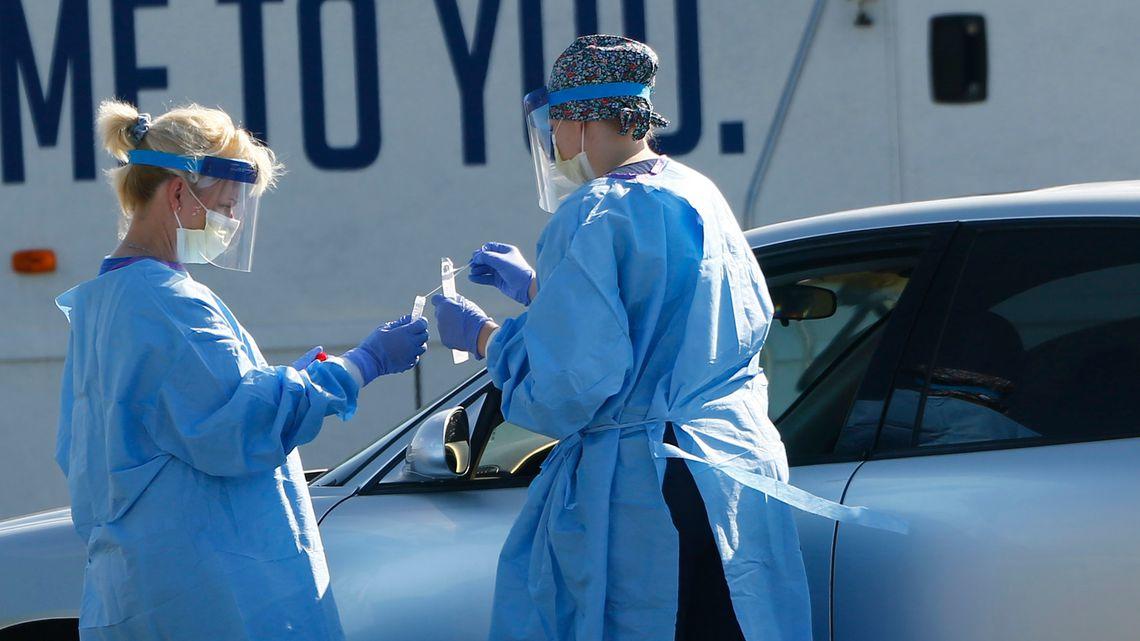 在佛罗里达州，医护人员正在病毒检测点进行工作 图据《时代》杂志