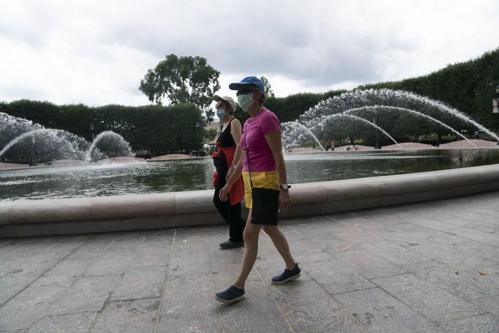 美媒：美国深陷新冠疫情困境难以自拔