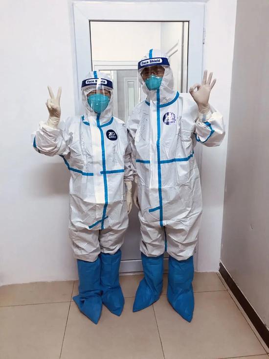 首批标本检测时北大医院检验科主任李海霞和余斐进入实验室