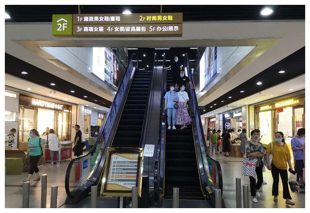 疫情下杭州服装市场网售热 诚信主题片《家徽》市场大厅办开机式