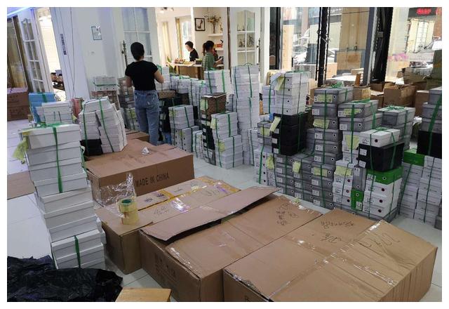 疫情下杭州服装市场网售热 诚信主题片《家徽》市场大厅办开机式