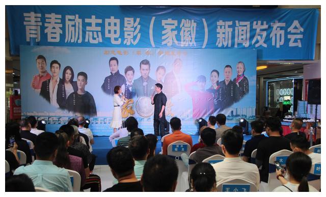 疫情下杭州服装市场网售热 诚信主题片《家徽》市场大厅办开机式