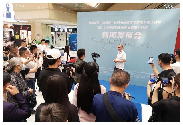 疫情下杭州服装市场网售热 诚信主题片《家徽》市场大厅办开机式