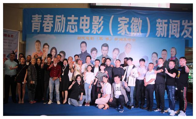 疫情下杭州服装市场网售热 诚信主题片《家徽》市场大厅办开机式