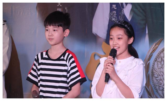 疫情下杭州服装市场网售热 诚信主题片《家徽》市场大厅办开机式