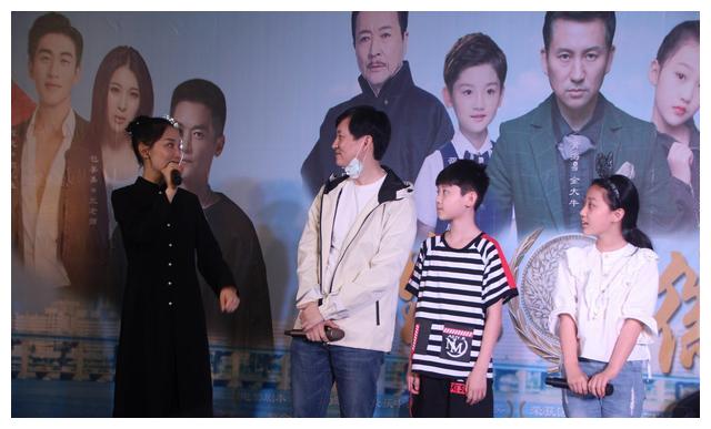 疫情下杭州服装市场网售热 诚信主题片《家徽》市场大厅办开机式