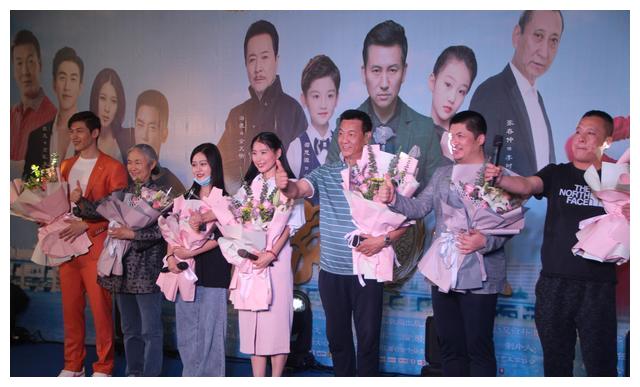 疫情下杭州服装市场网售热 诚信主题片《家徽》市场大厅办开机式