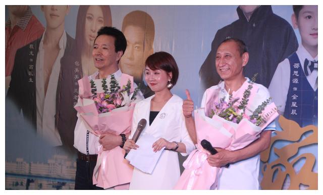 疫情下杭州服装市场网售热 诚信主题片《家徽》市场大厅办开机式