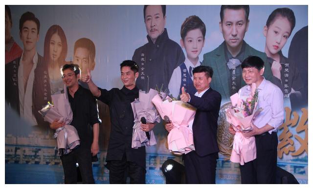 疫情下杭州服装市场网售热 诚信主题片《家徽》市场大厅办开机式