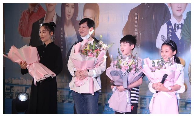 疫情下杭州服装市场网售热 诚信主题片《家徽》市场大厅办开机式