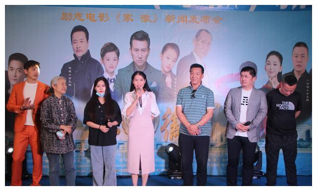 疫情下杭州服装市场网售热 诚信主题片《家徽》市场大厅办开机式