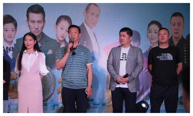 疫情下杭州服装市场网售热 诚信主题片《家徽》市场大厅办开机式