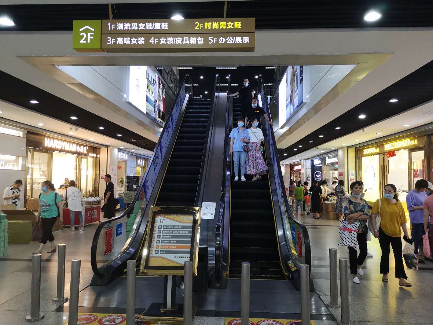 疫情下杭州服装市场网售热 诚信主题片《家徽》市场大厅办开机式