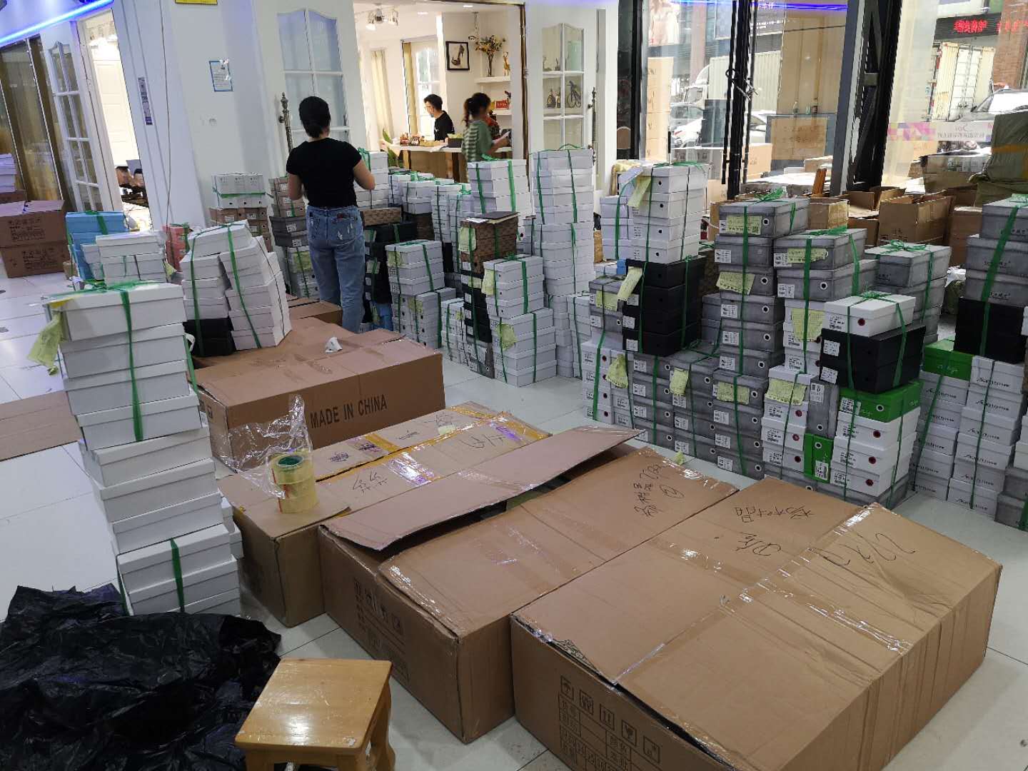 疫情下杭州服装市场网售热 诚信主题片《家徽》市场大厅办开机式