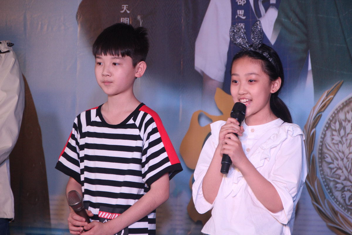 疫情下杭州服装市场网售热 诚信主题片《家徽》市场大厅办开机式