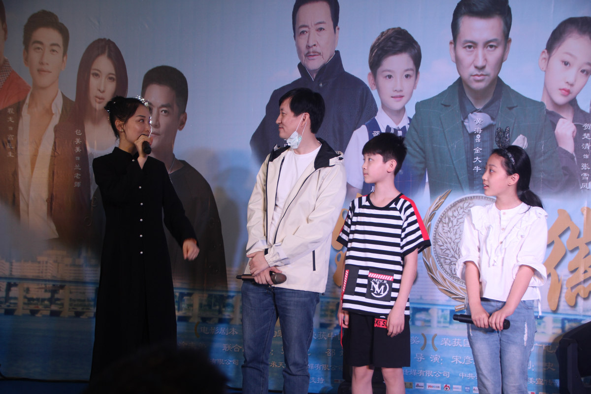 疫情下杭州服装市场网售热 诚信主题片《家徽》市场大厅办开机式