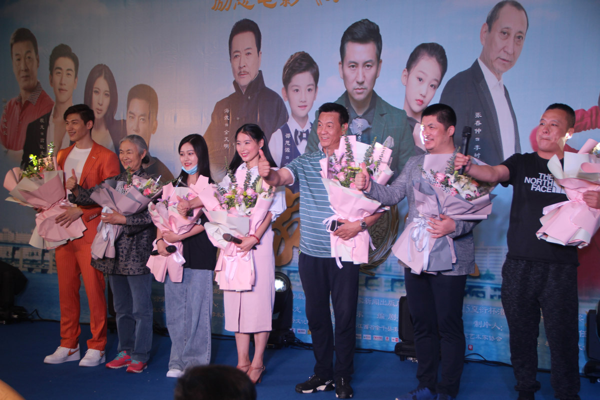 疫情下杭州服装市场网售热 诚信主题片《家徽》市场大厅办开机式