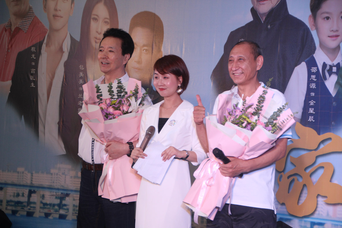 疫情下杭州服装市场网售热 诚信主题片《家徽》市场大厅办开机式