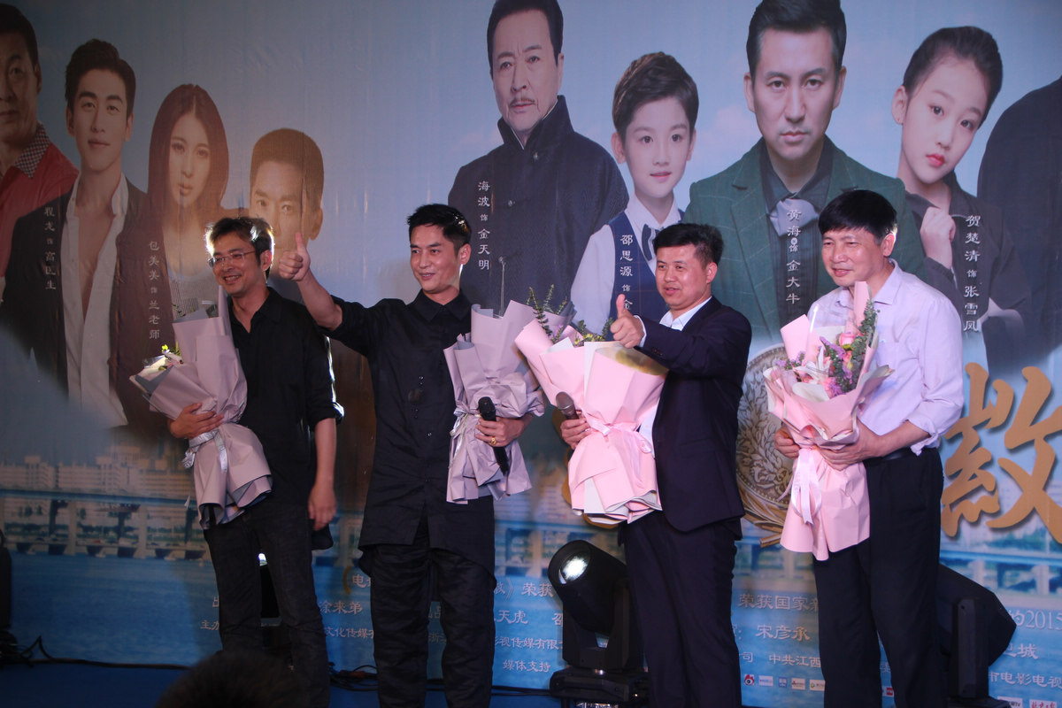 疫情下杭州服装市场网售热 诚信主题片《家徽》市场大厅办开机式