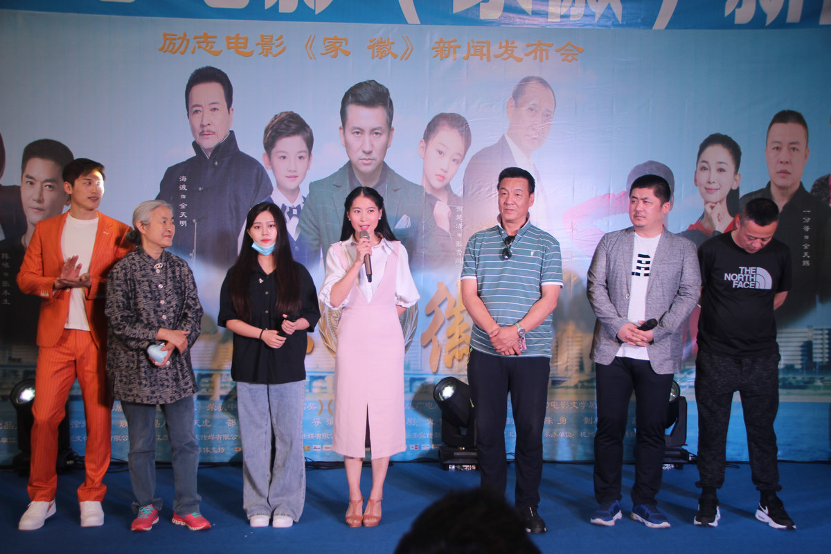 疫情下杭州服装市场网售热 诚信主题片《家徽》市场大厅办开机式