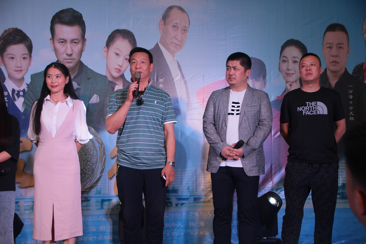 疫情下杭州服装市场网售热 诚信主题片《家徽》市场大厅办开机式