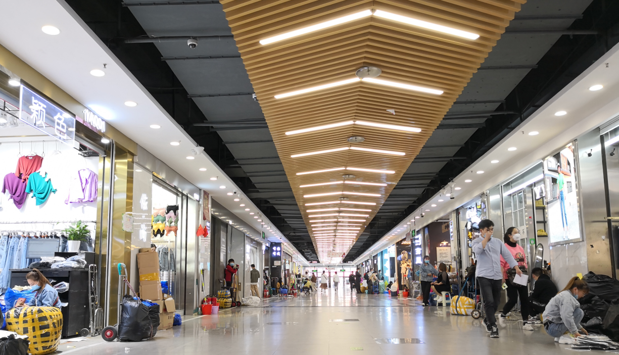 19岁即离家开始在服装批发市场打拼的王云，正在迎来从业20多年来的最艰难时刻。