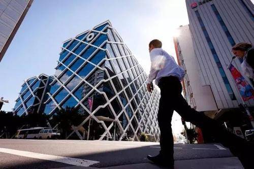 国际观察丨疫情严冬下的美国大公司：硅谷关门百年老店破产，服装巨头8万员工放假