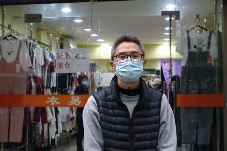 在残酷的疫情下，上海一家服装店的挣扎：怎么办？