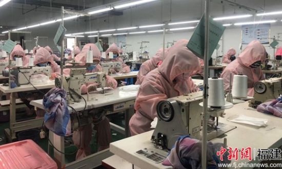 助力企业复工复产 服装企业转产口罩抗疫情