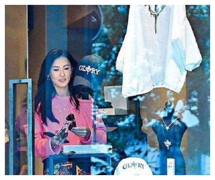 张柏芝服装店疫情受影响，停业一个月，亏损达到六位数