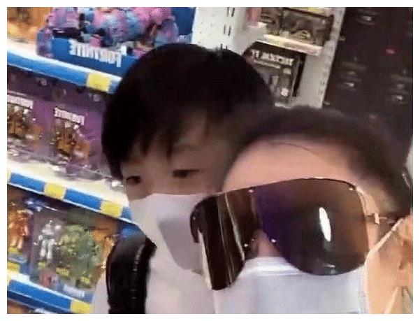 张柏芝服装店疫情受影响，停业一个月，亏损达到六位数