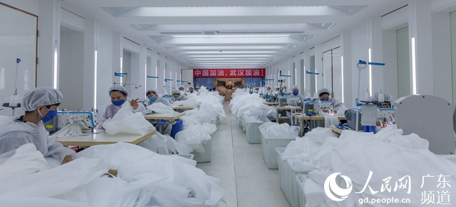 广东服装企业柏堡龙紧急生产防护物资 支援各方抗击疫情