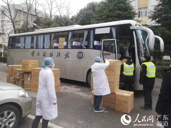 广东服装企业柏堡龙紧急生产防护物资 支援各方抗击疫情