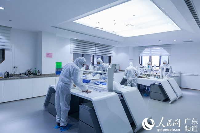 广东服装企业柏堡龙紧急生产防护物资 支援各方抗击疫情