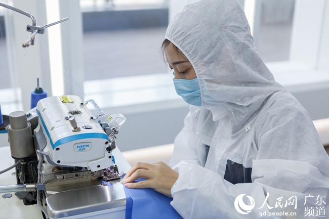 广东服装企业柏堡龙紧急生产防护物资 支援各方抗击疫情