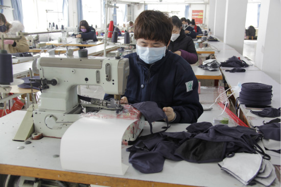 山东青岛：服装企业转产口罩，日产两万余只助力疫情防控