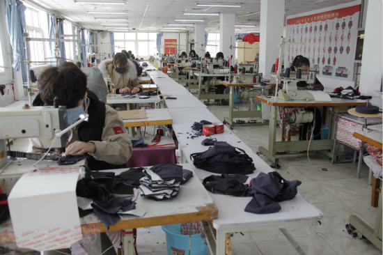 山东青岛：服装企业转产口罩，日产两万余只助力疫情防控