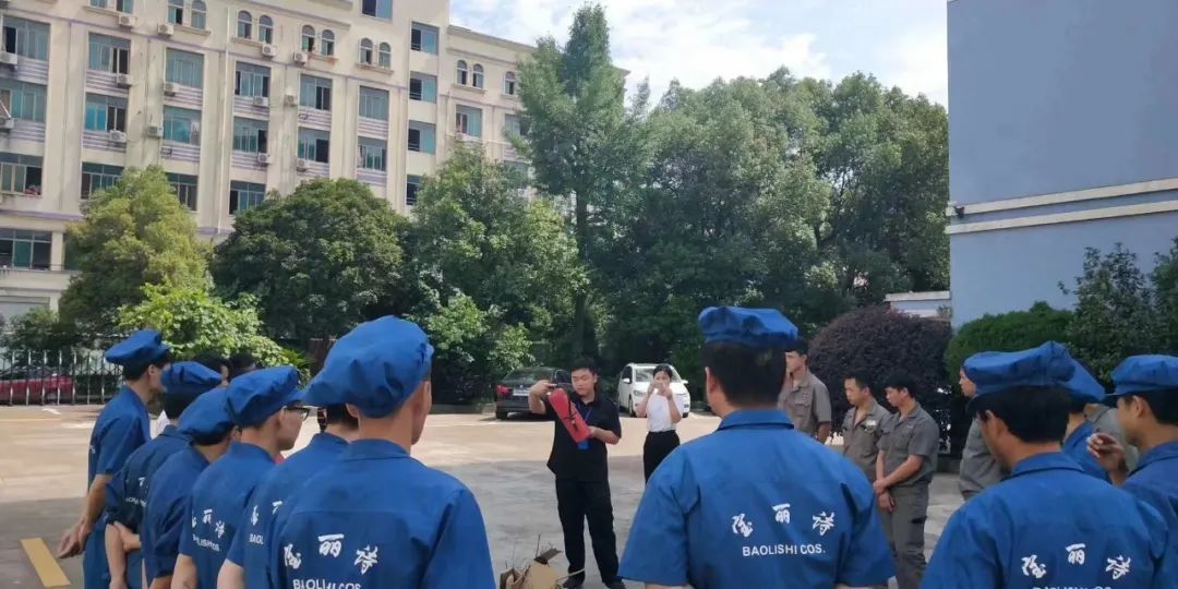 ▲2018年9月，在做消防中控员的李永春（图中）为工厂员工做消防知识培训。受访者供图