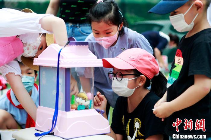 孩子们在“集市”上玩游戏。　汤彦俊 摄