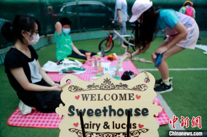 小朋友在“集市”上挑选心仪的玩具。　汤彦俊 摄