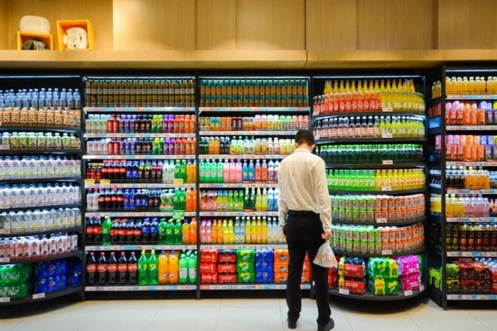  2021年6月9日，消费者在河北省邯郸市一家超市选购饮品 李昊摄/本刊