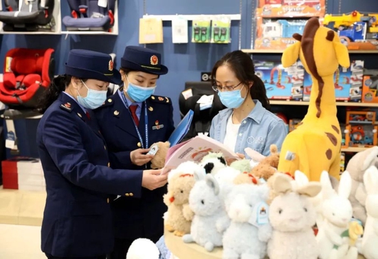2022 年 3 月 14 日，河北省石家庄市桥西区市场监督管理局工作人员在辖区一家儿童用品店进行儿童玩具合格检查 梁子栋摄 / 本刊