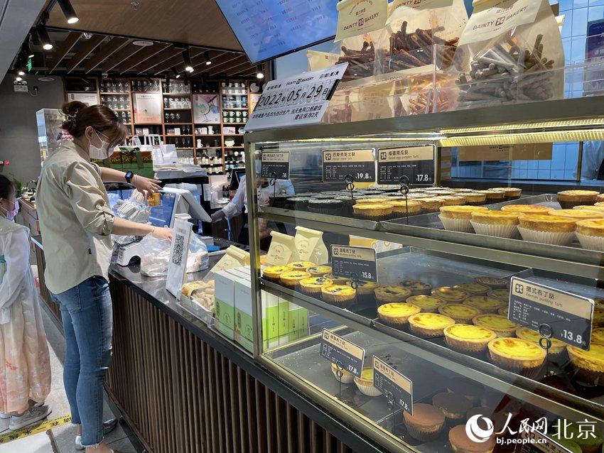 北京朝阳区的“烟火气”回来了！公交地铁恢复运营 商场公园开门迎客