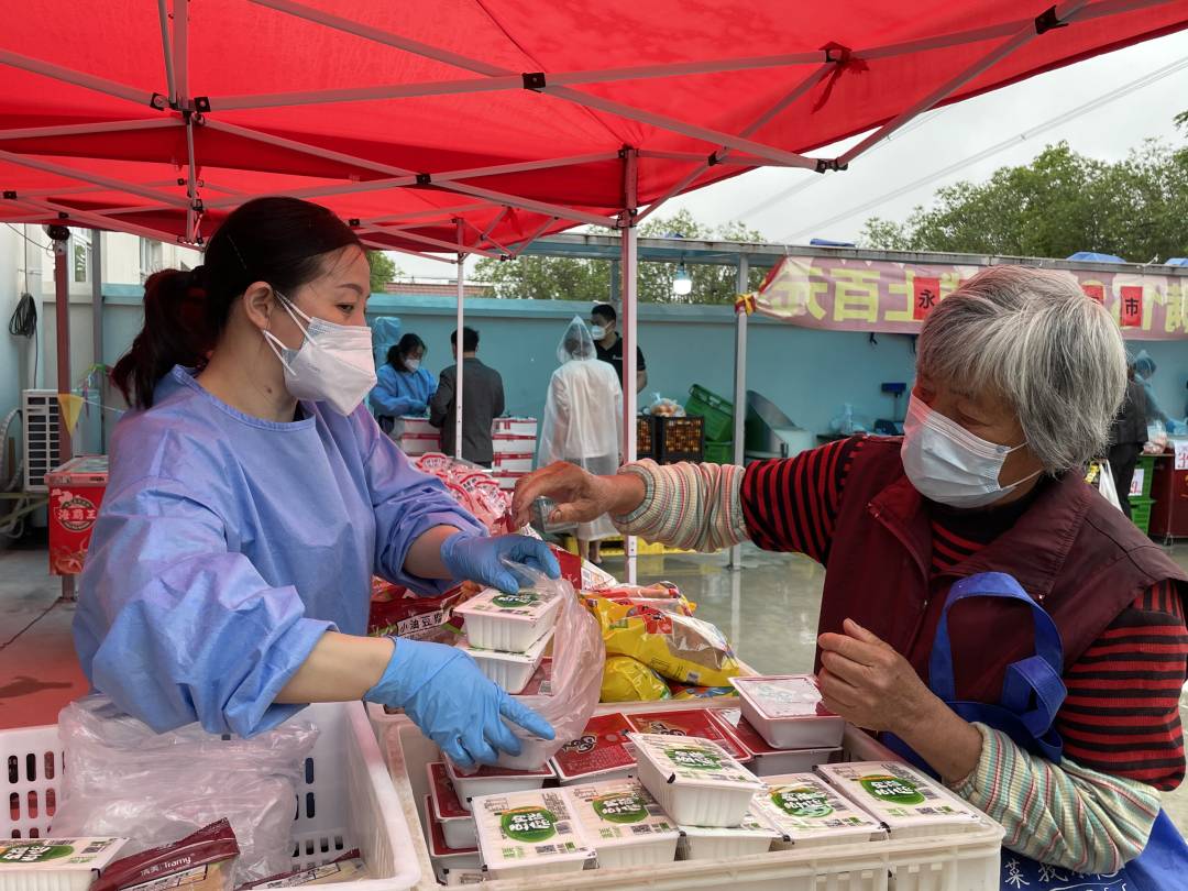 为方便偏远居民购物，上海闵行在农村办起了集市