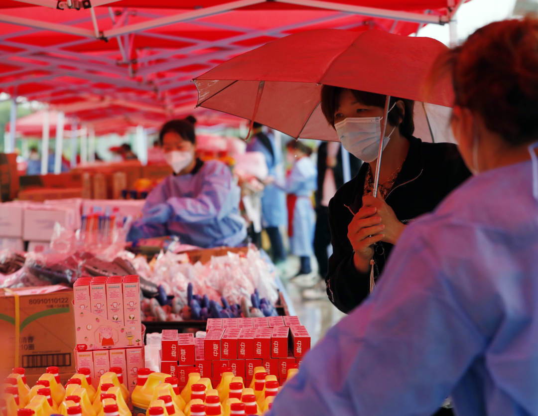 为方便偏远居民购物，上海闵行在农村办起了集市