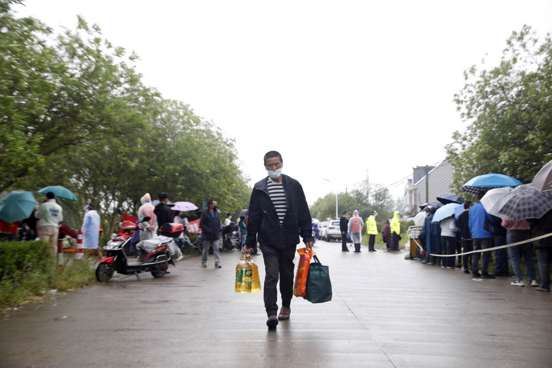 为方便偏远居民购物，上海闵行在农村办起了集市